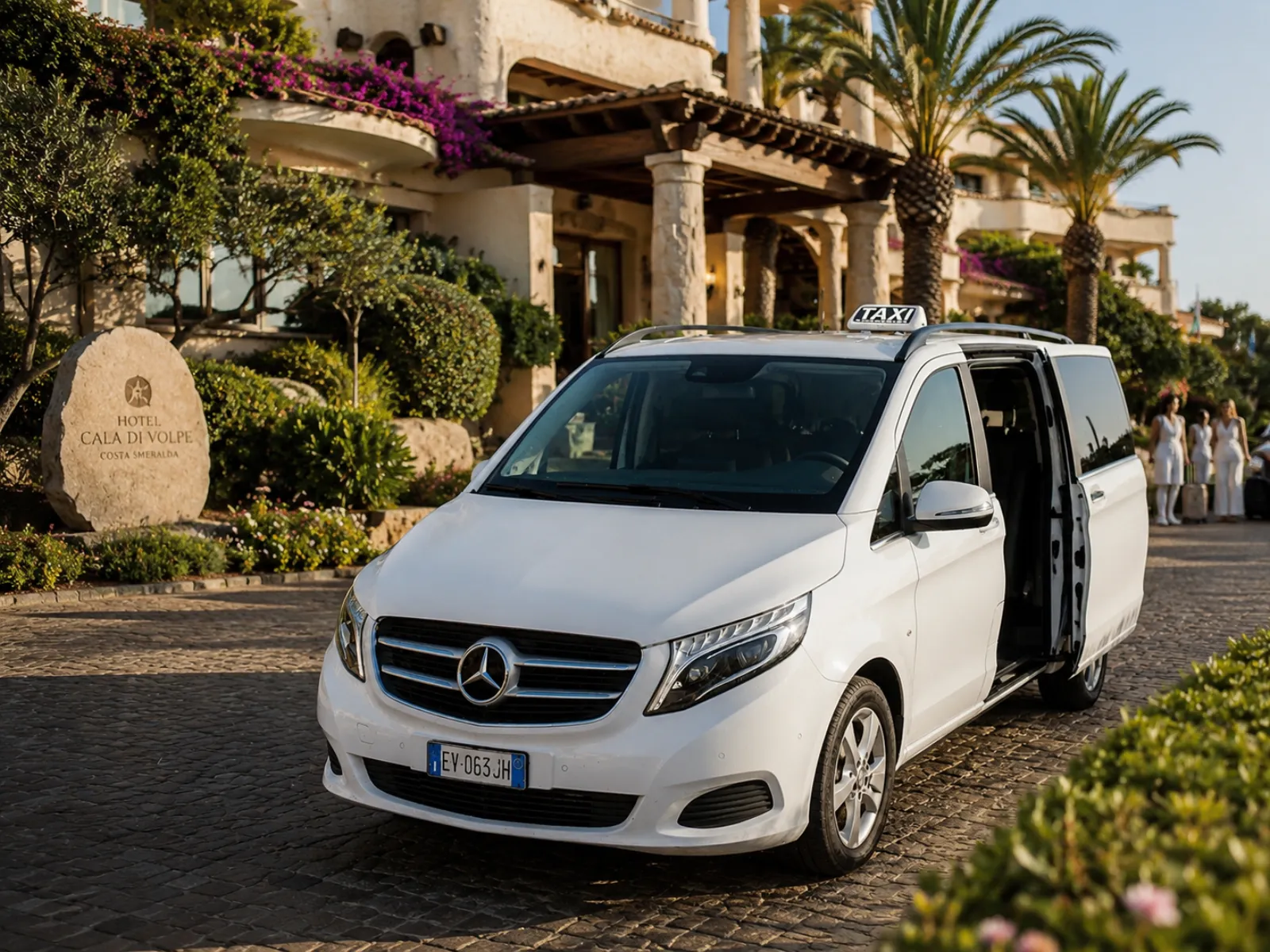 Taxi Santa Teresa davanti a un hotel della Costa Smeralda